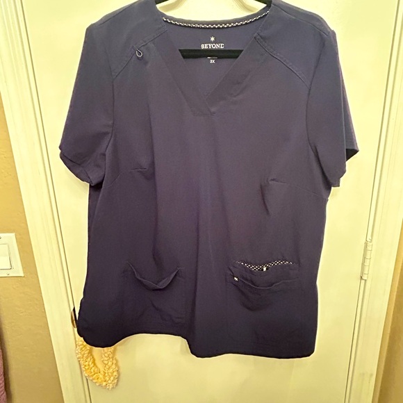 2XL Beyond Scrubs top - Picture 1 of 4
